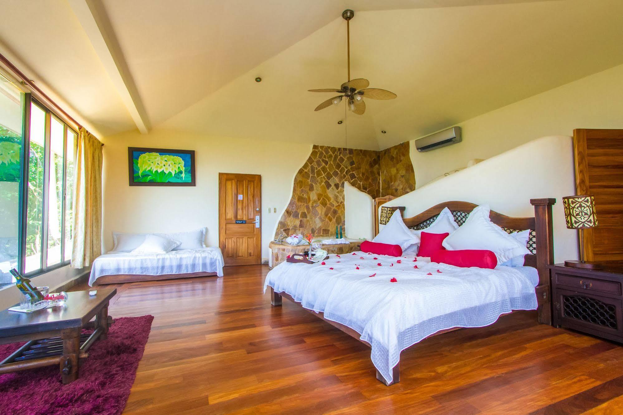 Issimo Suites Boutique Hotel & Spa - Adults Only Manuel Antonio Bagian luar foto